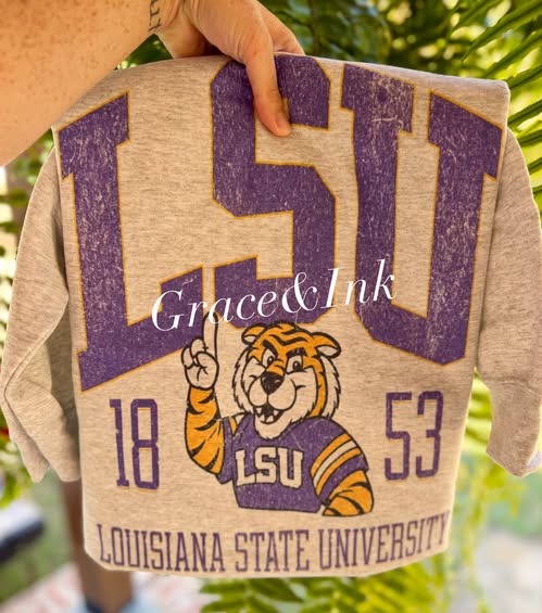 Vintage Varsity Tiger Gildan Sweatshirt
